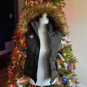 Canada Weather Gear zip up vest with hood with fur
